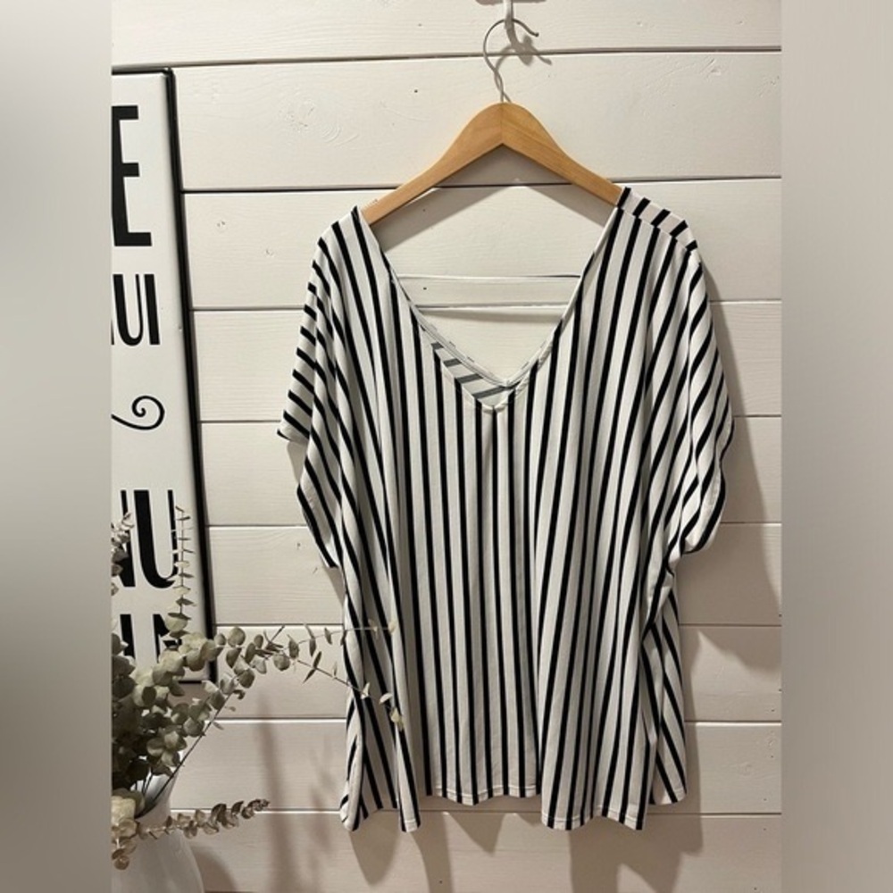 PENNINGTONS Navy and white top size  4X